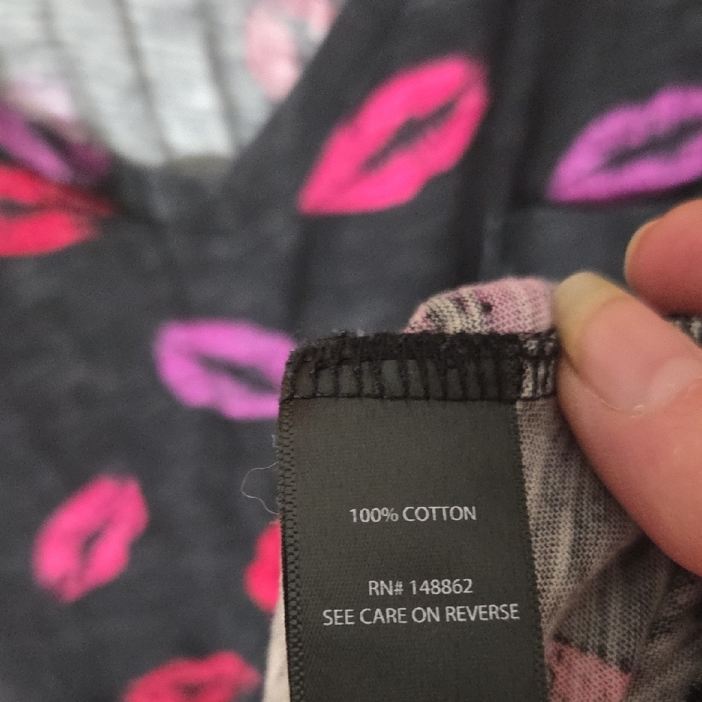 Torrid Black Tee with Red and Pink Lip Print From 2020 - Picture 6 of 7